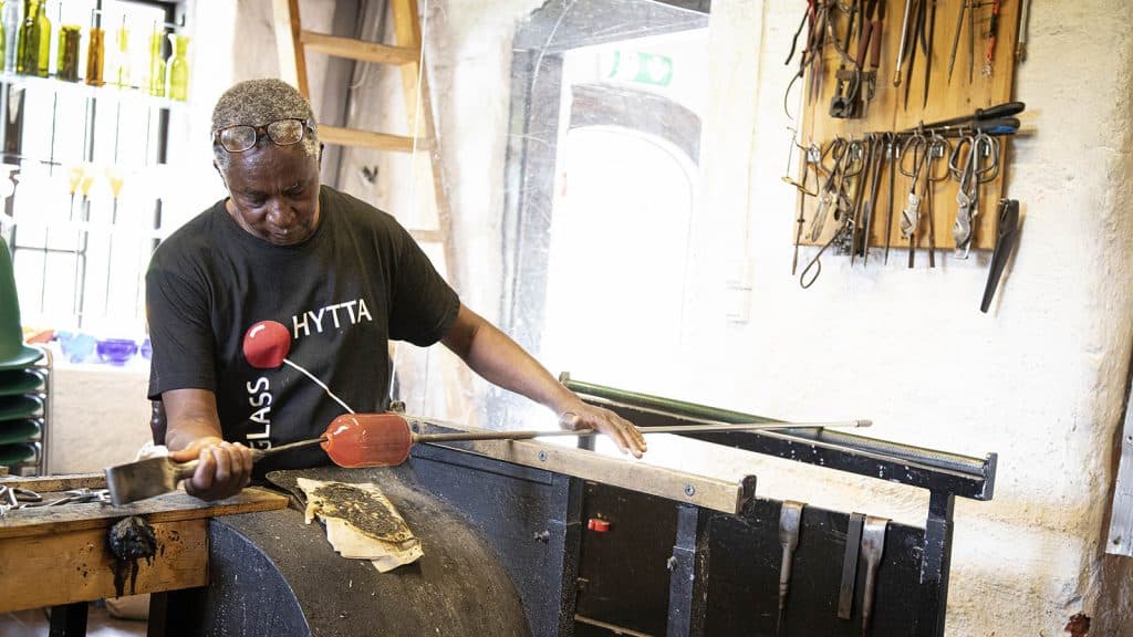 Glasskunstner Abel Sawe blåser glass på tradisjonelt vis i Glasshytta i Fredrikstad.