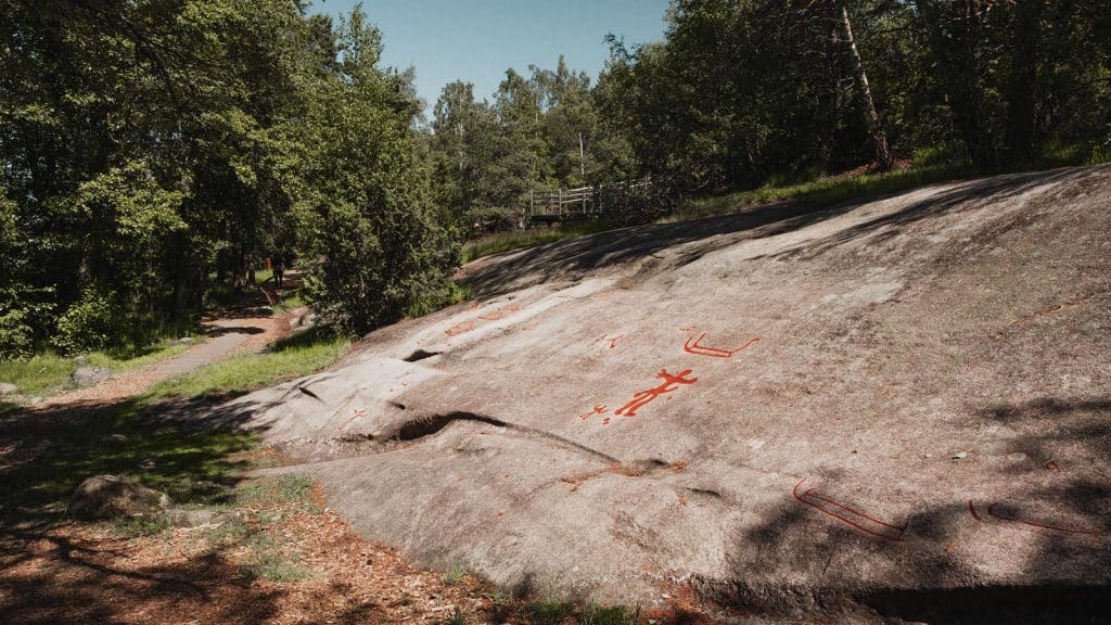 Helleristning av Begbymannen på Begbyfeltet i Fredrikstad, tydelig menneskefigur med utstrakte armer.