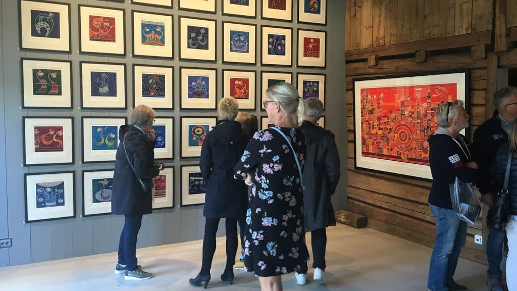 Publikum ser på fargerik grafikk i Galleri Klavestad i Fredrikstad.