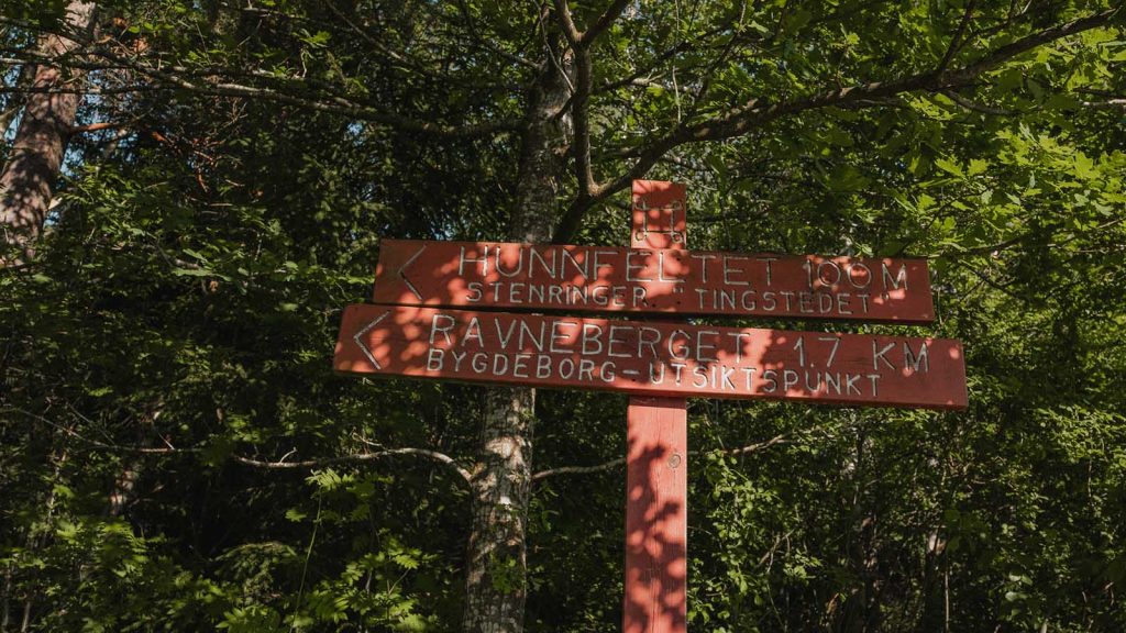 Skilt som viser vei til Ravneberget og Hunnfeltet i Fredrikstad.