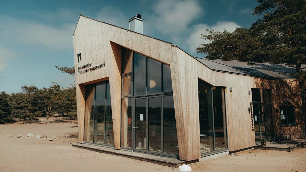 Besøkssenteret Ytre Hvaler nasjonalpark på Storesand, moderne trebygning omgitt av natur.