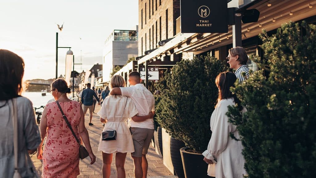 olk nyter sommerkvelden ved uterestaurantene langs elva i Fredrikstad sentrum