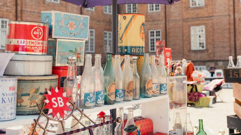Vintage bokser og brusflasker til salgs på frimarkedet i Gamlebyen