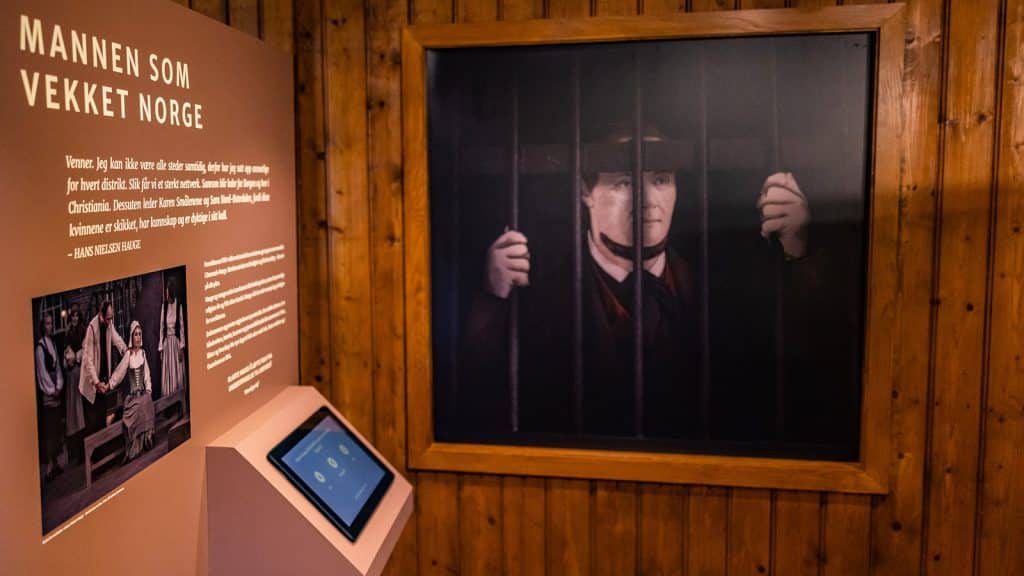 Utstilling med portrett av Hans Nielsen Hauge bak gitter og tekst om hans betydning i Norge.