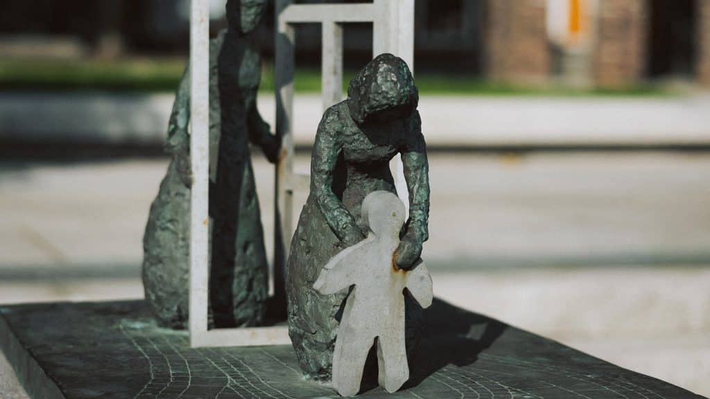 Nærbilde av skulpturen "Munchs mødre" med kvinnefigur som holder et barn.