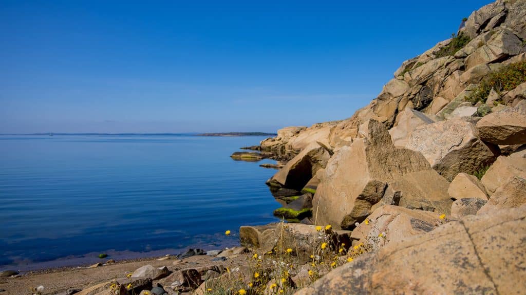 Kystlinje på Hankø med klart hav og blå himmel.