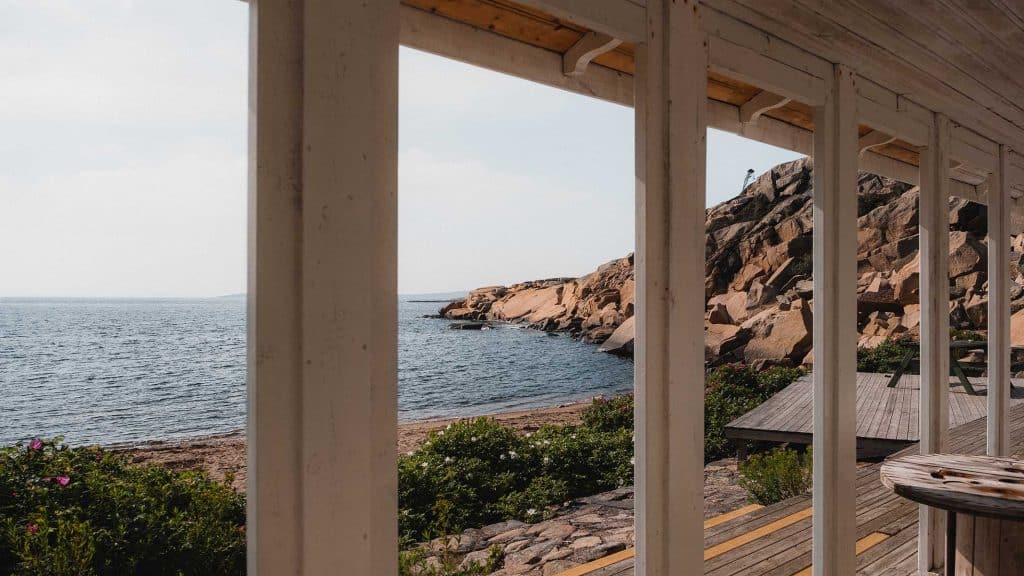 Utsikt mot havet og svaberg fra badehus på Hankø.