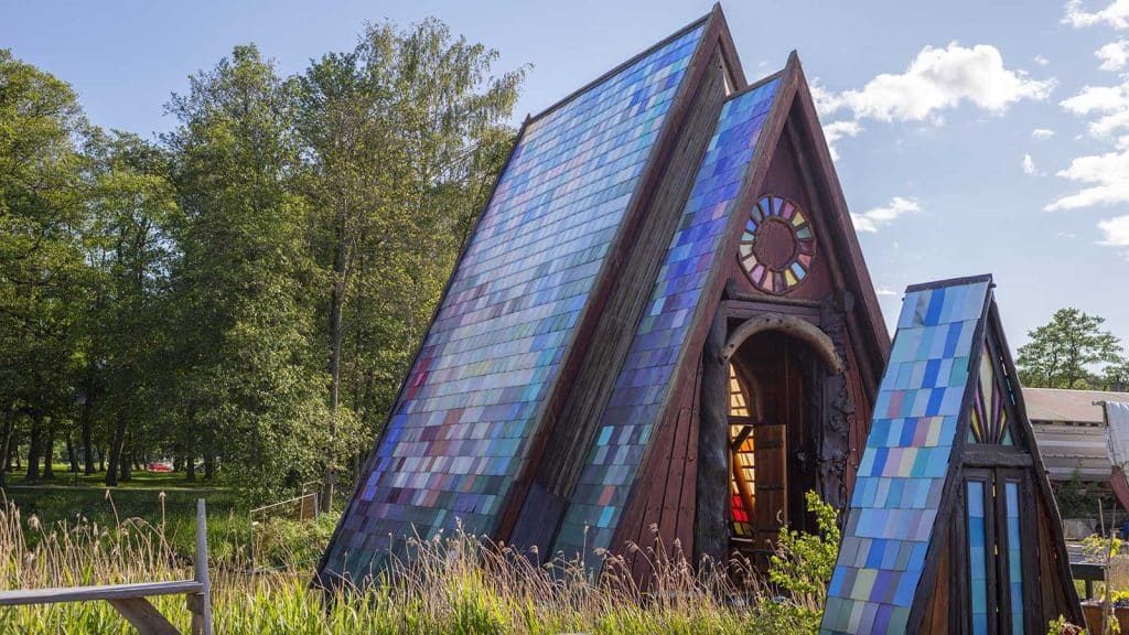 Håpets katedral på Isegran – et flytende bygg i tre og glass, med fargerik fasade og trekantform.