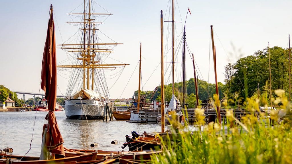 Tradisjonsrike trebåter og seilskuter fortøyd ved bryggene på Isegran.