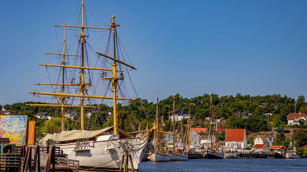 Tradisjonsrike trebåter og seilskuter fortøyd ved bryggene på Isegran.