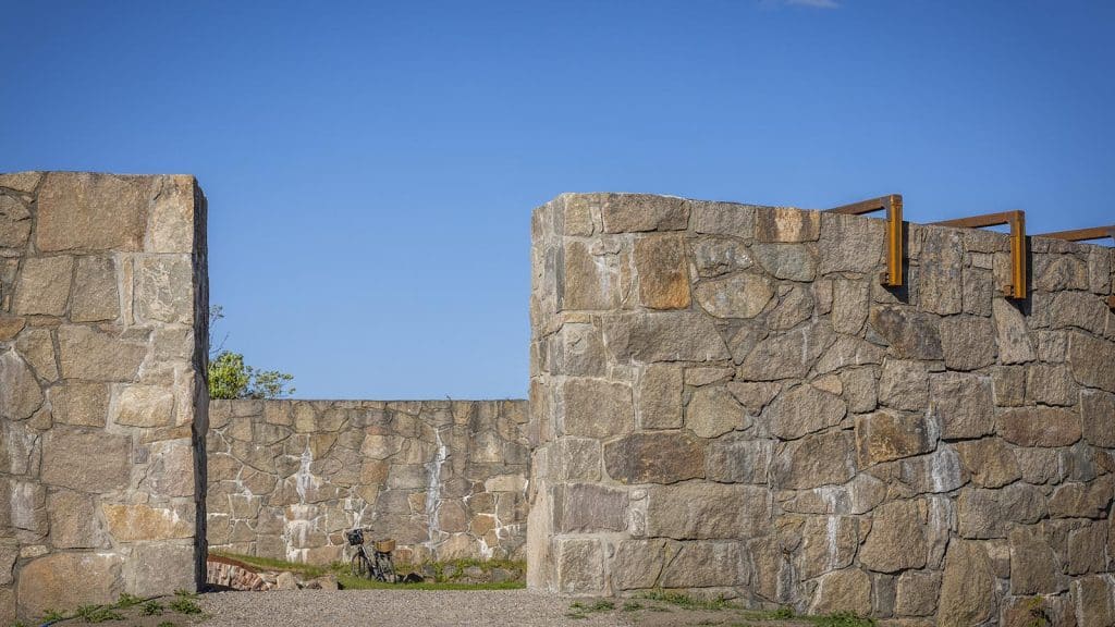 Murbygget tårn på Isegran med ny utsiktsplattform i metall og treverk under blå himmel.