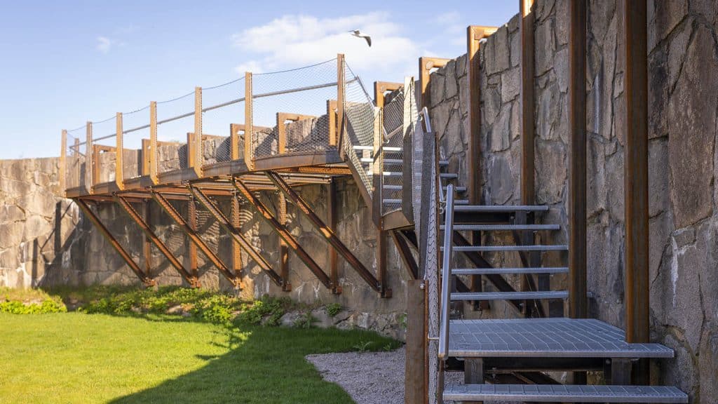 Utsiktsplattform i det nyrehabiliterte tårnet på Isegran, med trapp og murverk.